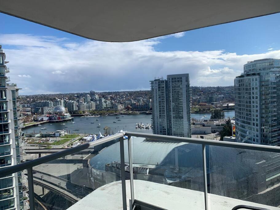 Downtown 3br/2ba+Views+Skytrain+Free Parking