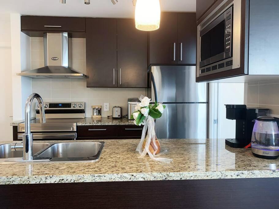 Downtown 3br/2ba+Views+Skytrain+Free Parking