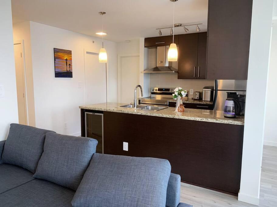 Downtown 3br/2ba+Views+Skytrain+Free Parking