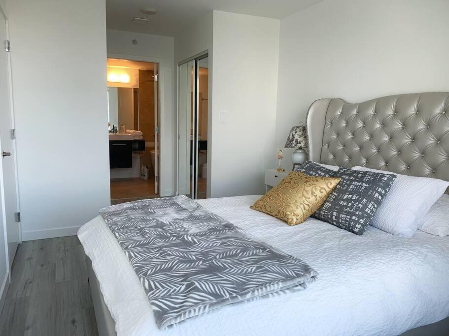 Downtown 3br/2ba+Views+Skytrain+Free Parking