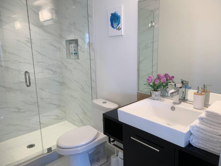 Downtown 3br/2ba+Views+Skytrain+Free Parking