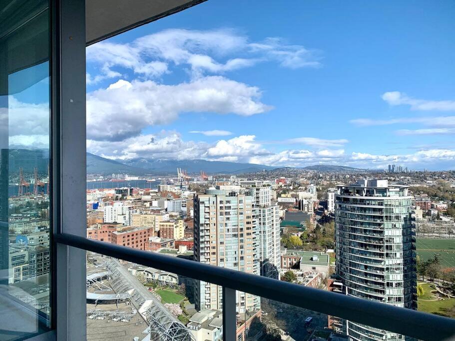 Downtown 3br/2ba+Views+Skytrain+Free Parking