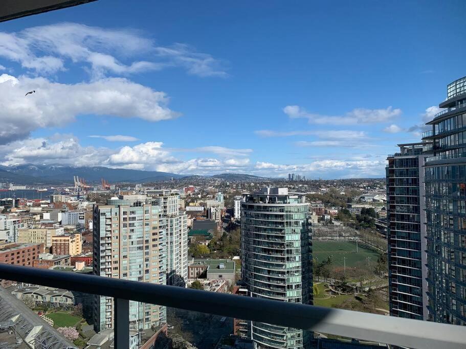 Downtown 3br/2ba+Views+Skytrain+Free Parking