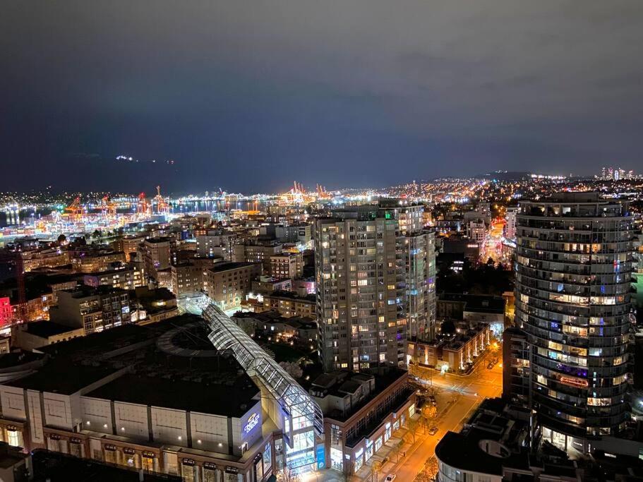Downtown 3br/2ba+Views+Skytrain+Free Parking