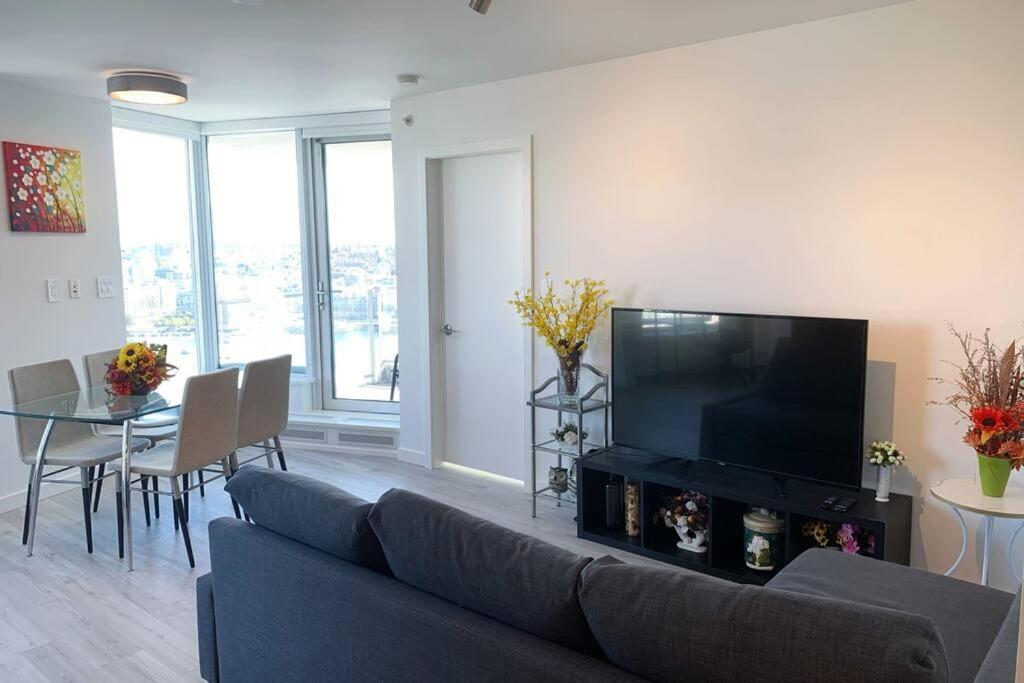 Downtown 3br/2ba+Views+Skytrain+Free Parking