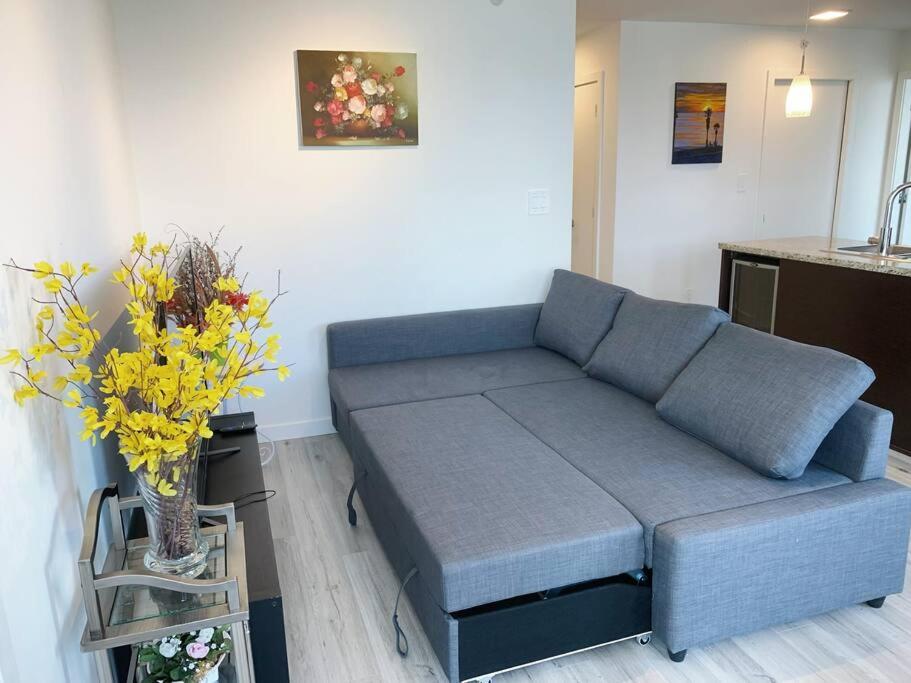 Downtown 3br/2ba+Views+Skytrain+Free Parking
