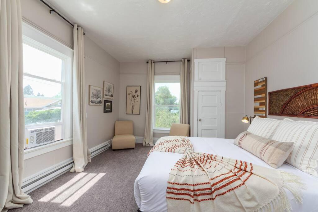 Renovated 2 bed 2 bath Near Arena and Downtown view 2