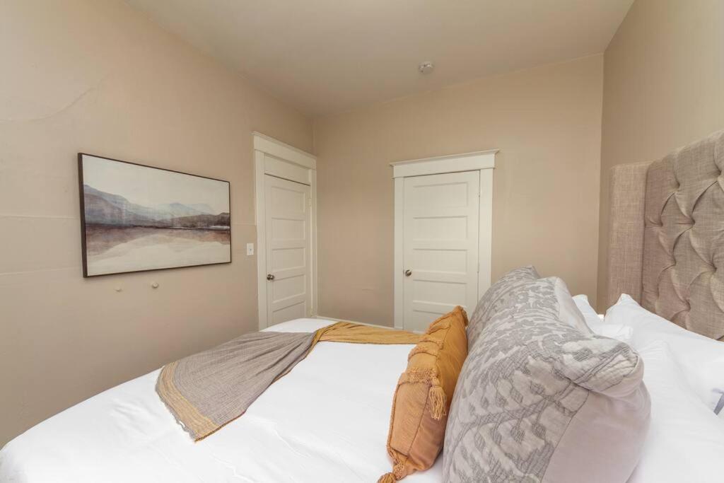 Renovated 2 bed 2 bath Near Arena and Downtown view 4