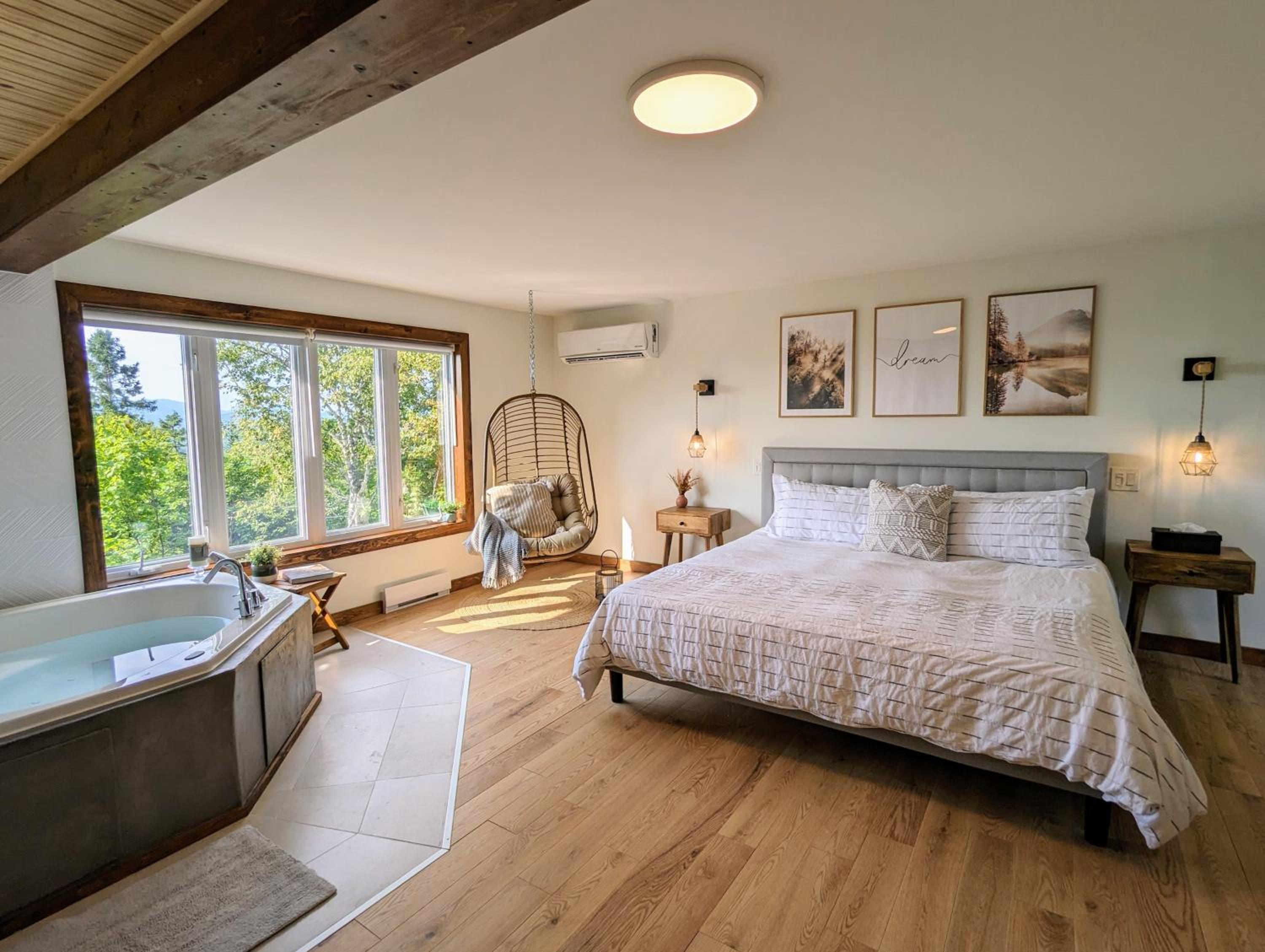 Ski in Tremblant & Mont Blanc - Views, Spa and Pool table