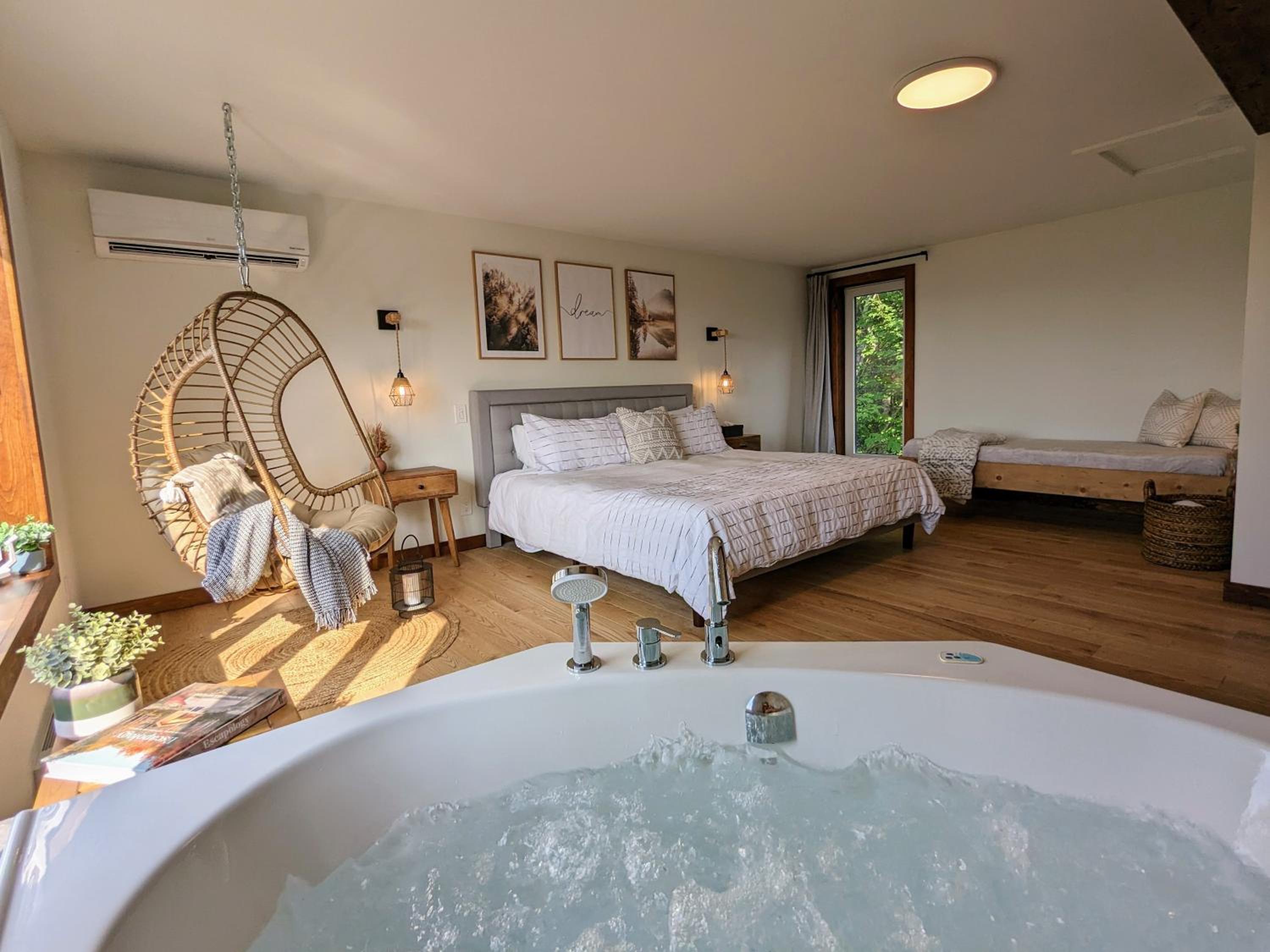 Ski in Tremblant & Mont Blanc - Views, Spa and Pool table