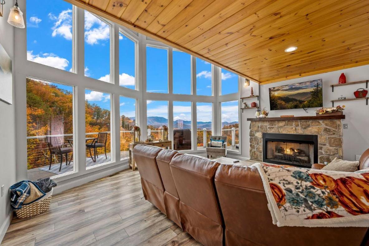 Starline Lodge - New Lux Cabin - Amazing Views, Hot tub, Grill! view 2