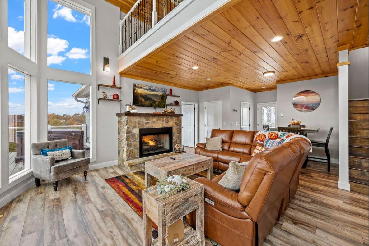 Starline Lodge - New Lux Cabin - Amazing Views, Hot tub, Grill! view 3