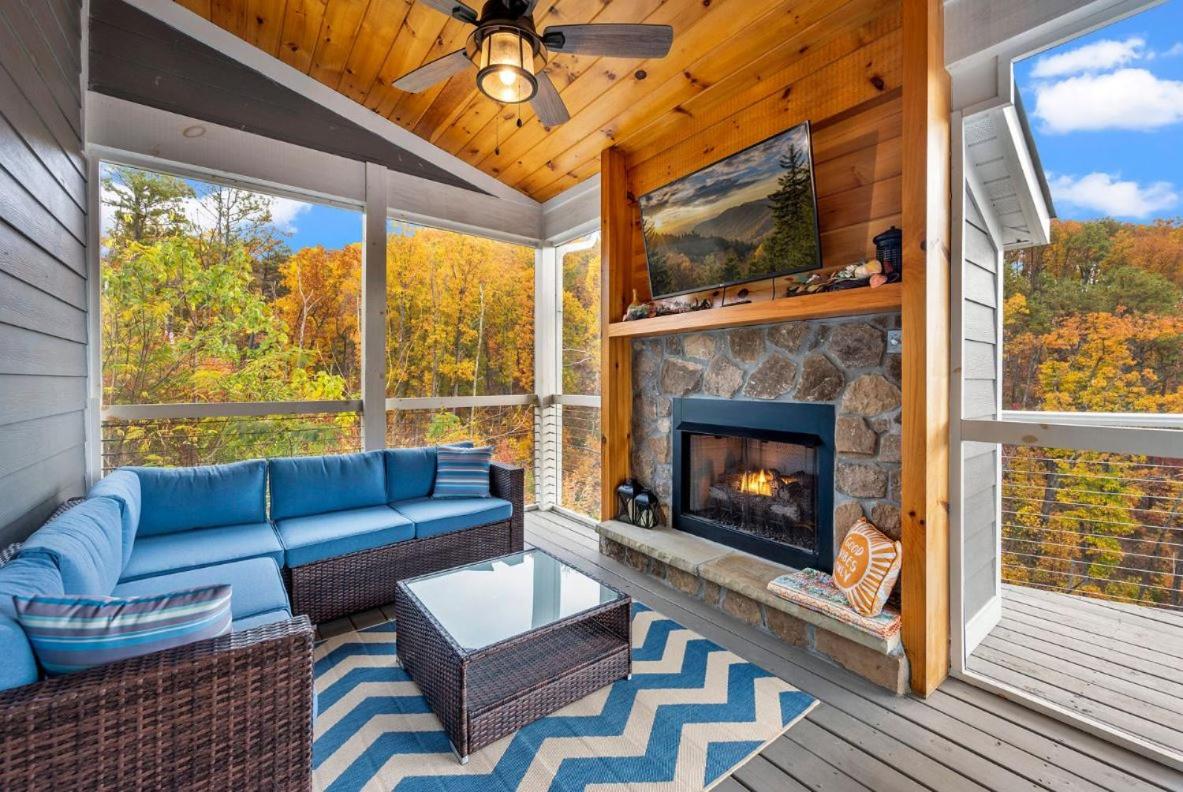Starline Lodge - New Lux Cabin - Amazing Views, Hot tub, Grill! view 4