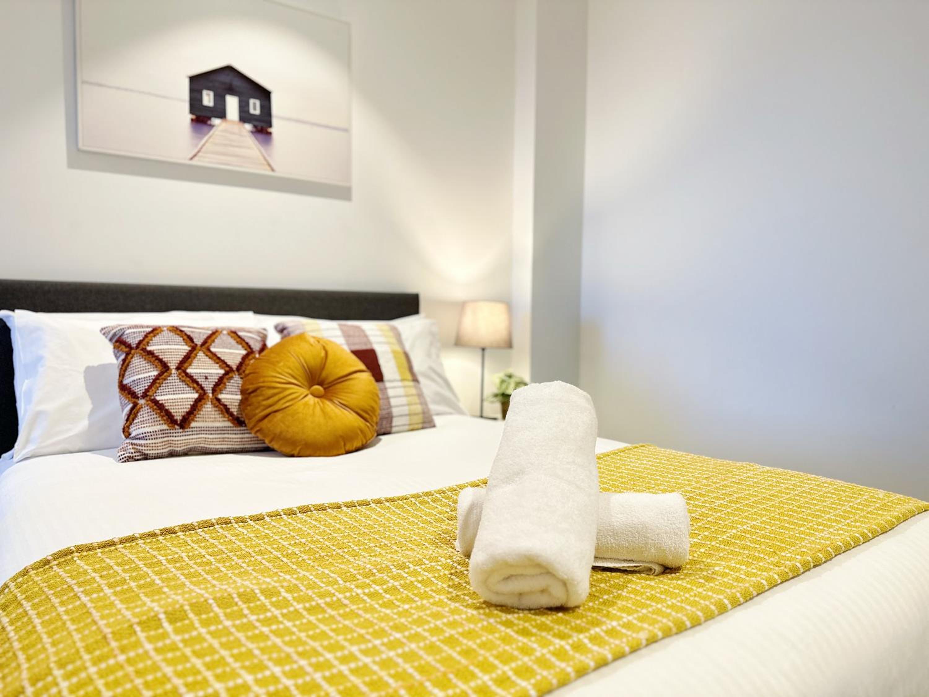 Stylish 2 Beds Apt SouthernCross with Pool & Gym