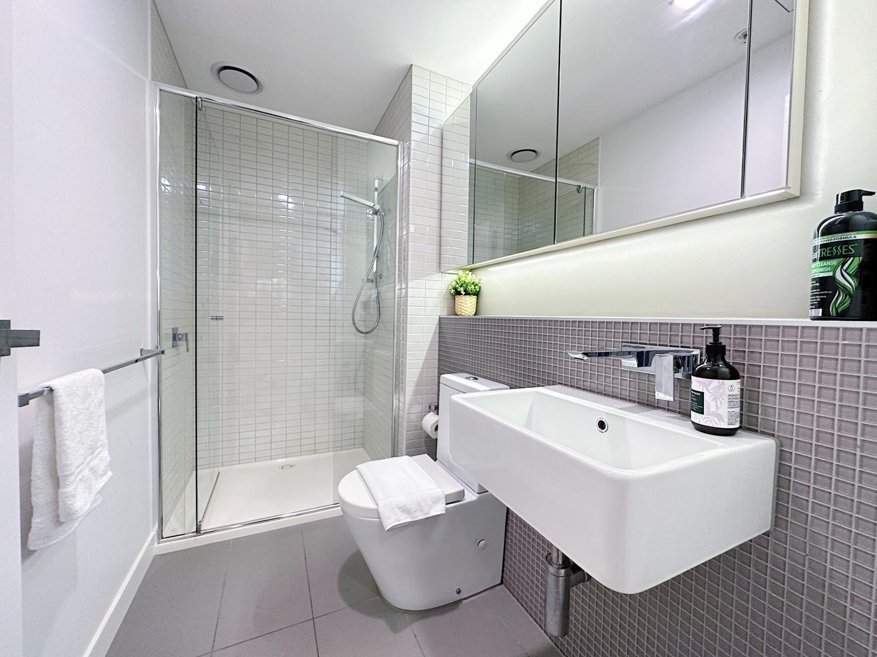 Stylish 2 Beds Apt SouthernCross with Pool & Gym