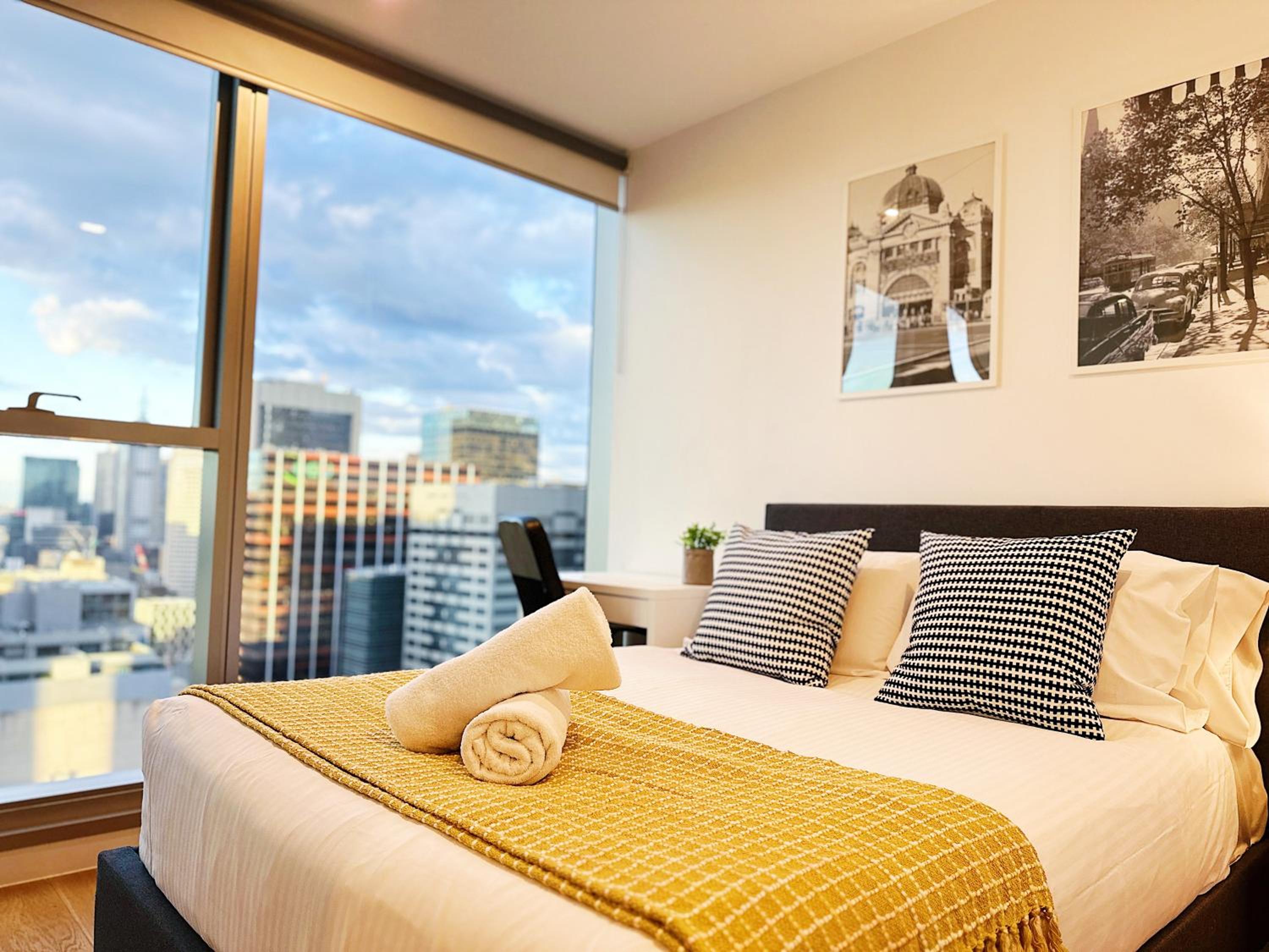 Stylish 2 Beds Apt SouthernCross with Pool & Gym