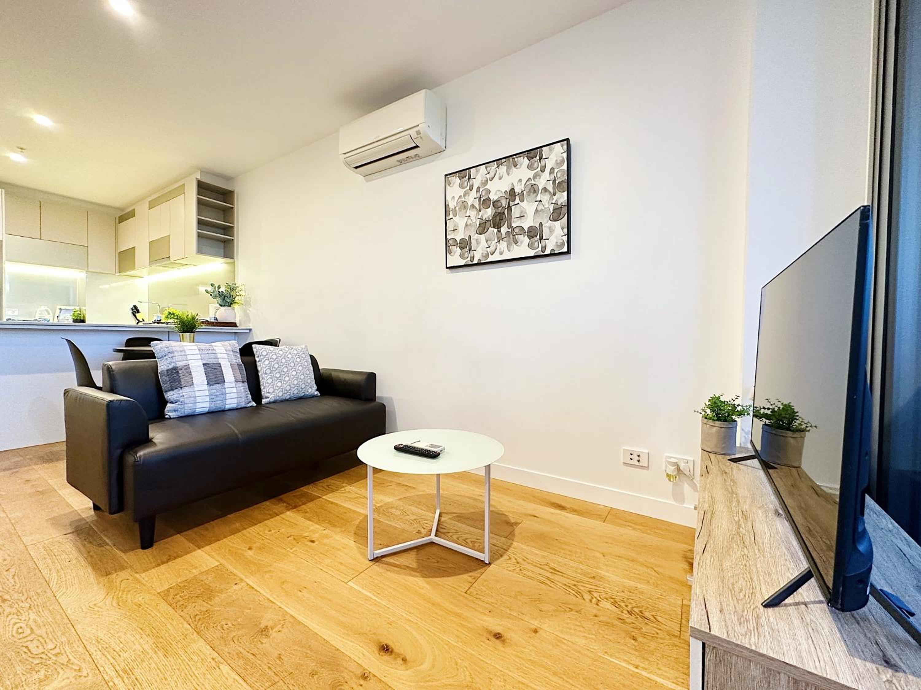 Stylish 2 Beds Apt SouthernCross with Pool & Gym