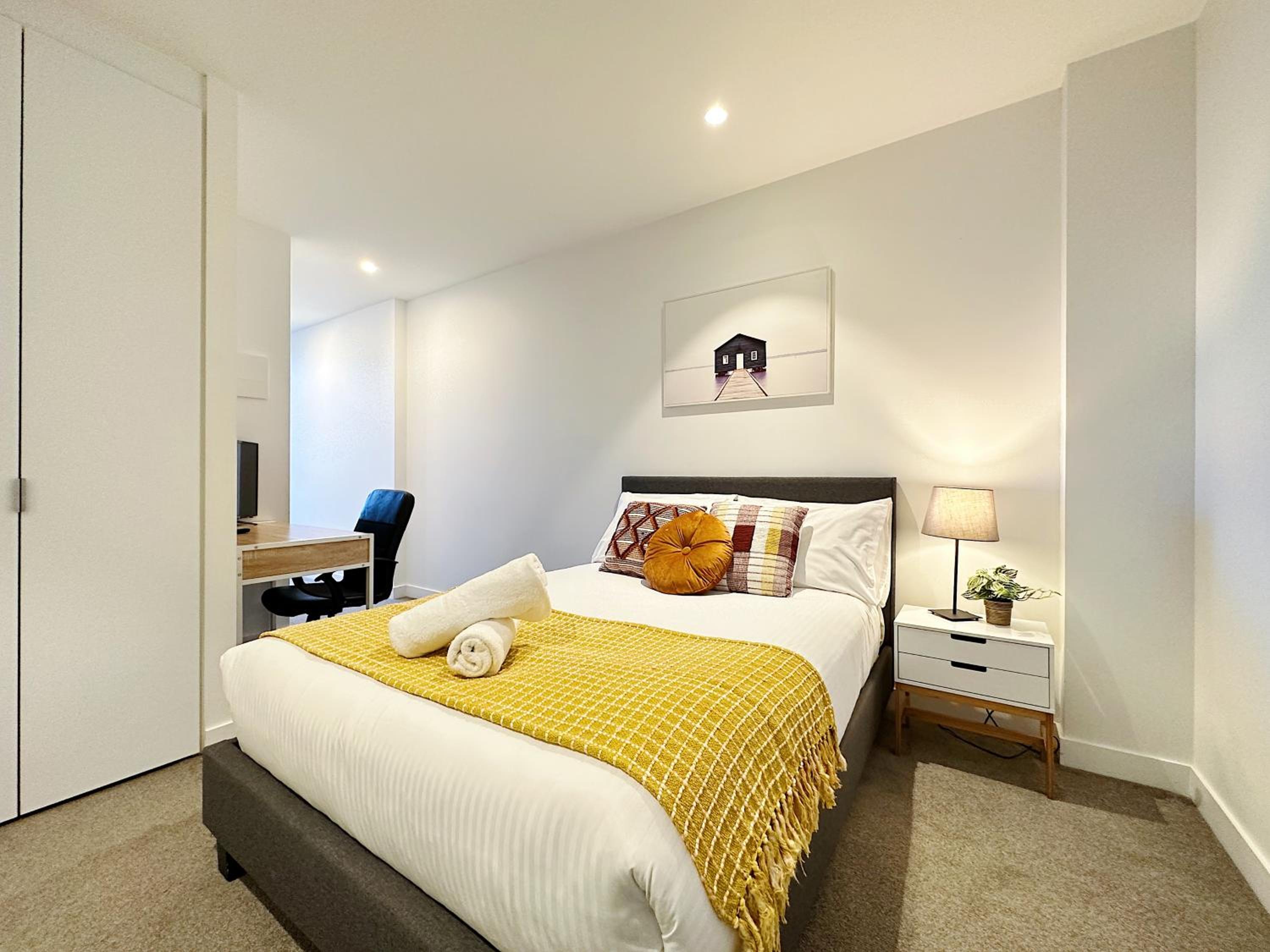 Stylish 2 Beds Apt SouthernCross with Pool & Gym