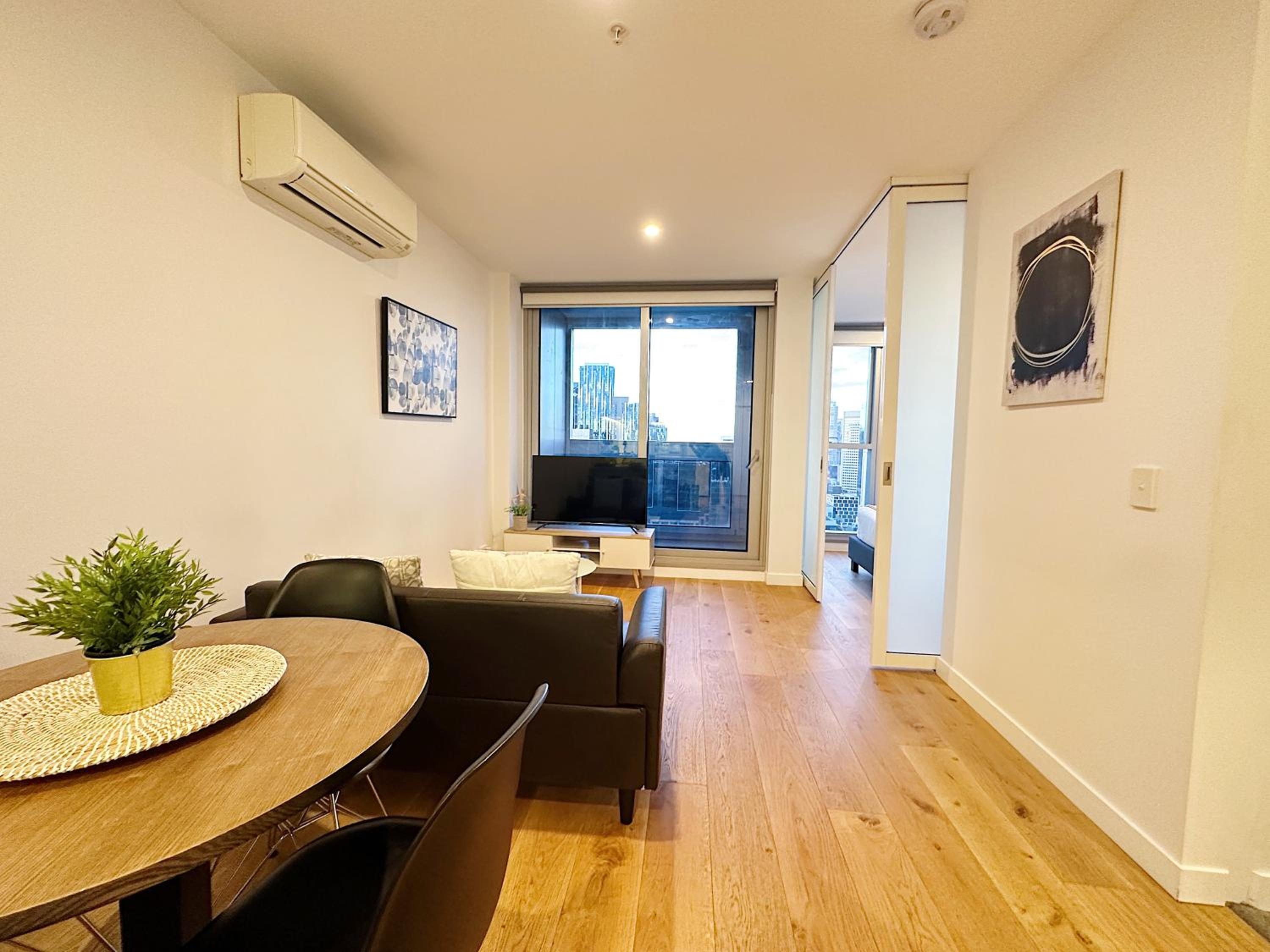 Stylish 2 Beds Apt SouthernCross with Pool & Gym