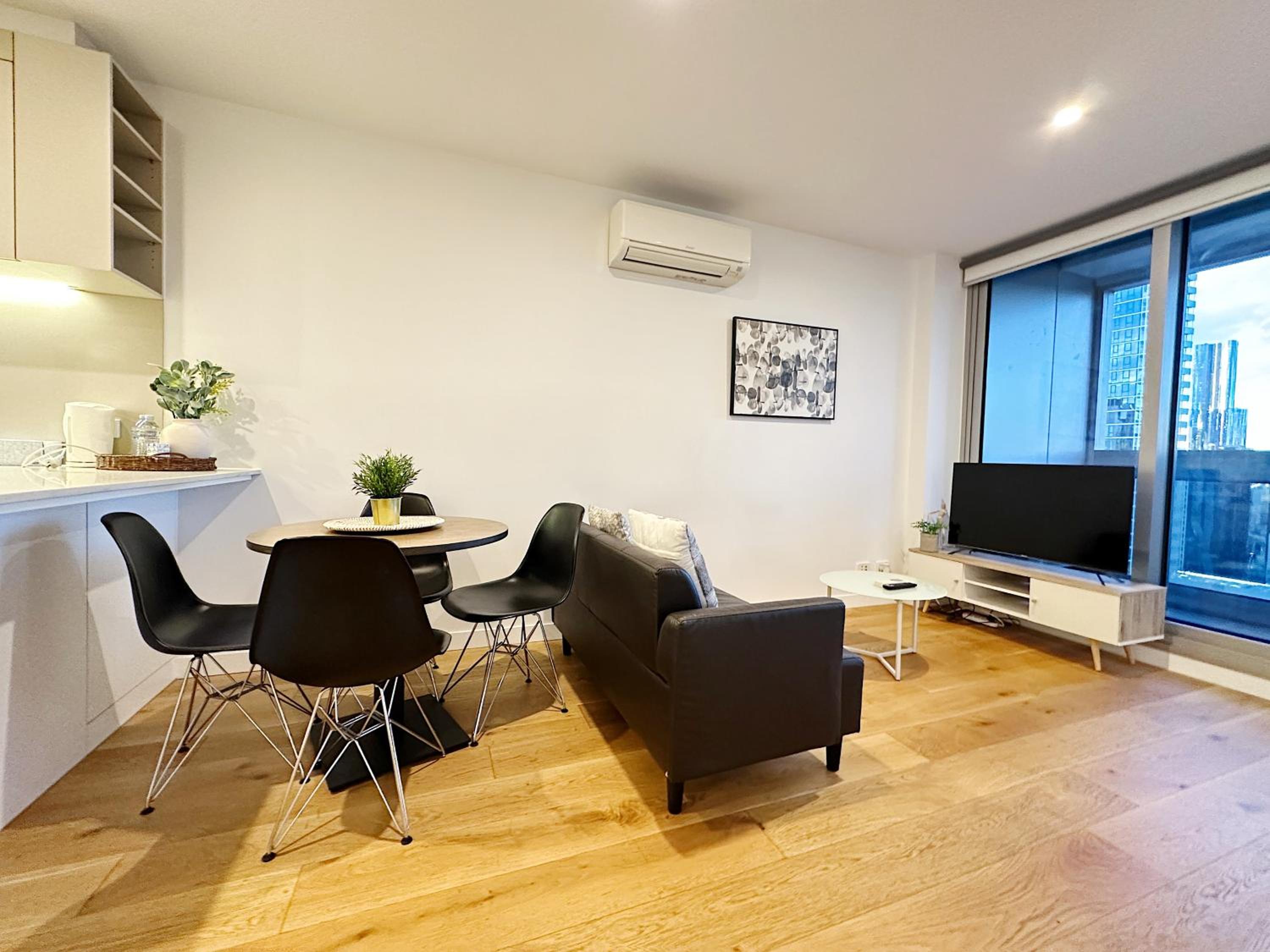 Stylish 2 Beds Apt SouthernCross with Pool & Gym