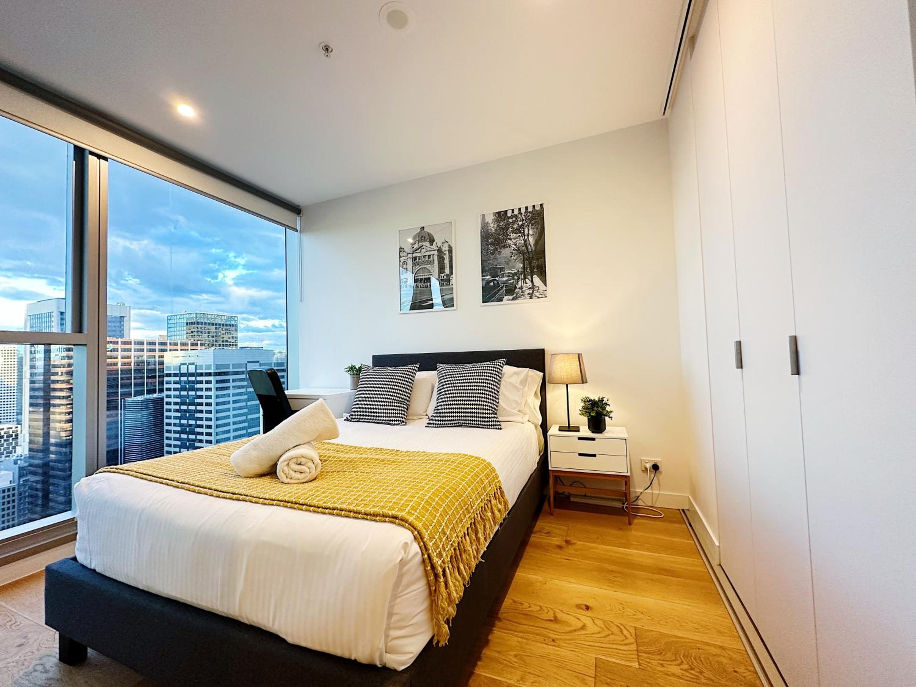 Stylish 2 Beds Apt SouthernCross with Pool & Gym