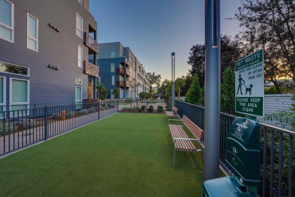 Luxury Condo Fully Furnished Pool, Gym and Hot Tub view 4