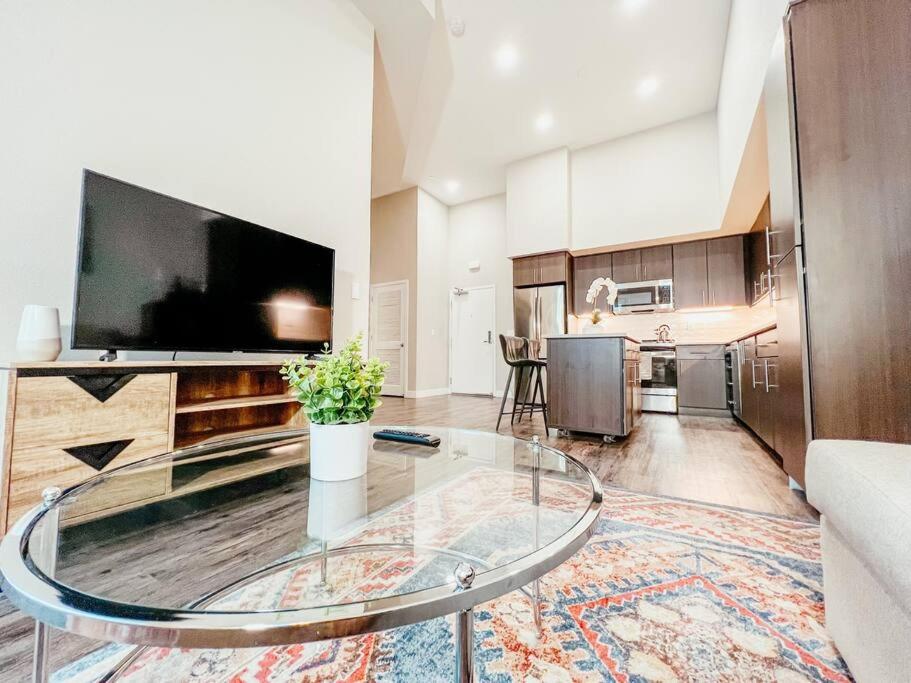 Luxury Condo Fully Furnished Pool, Gym and Hot Tub view 5