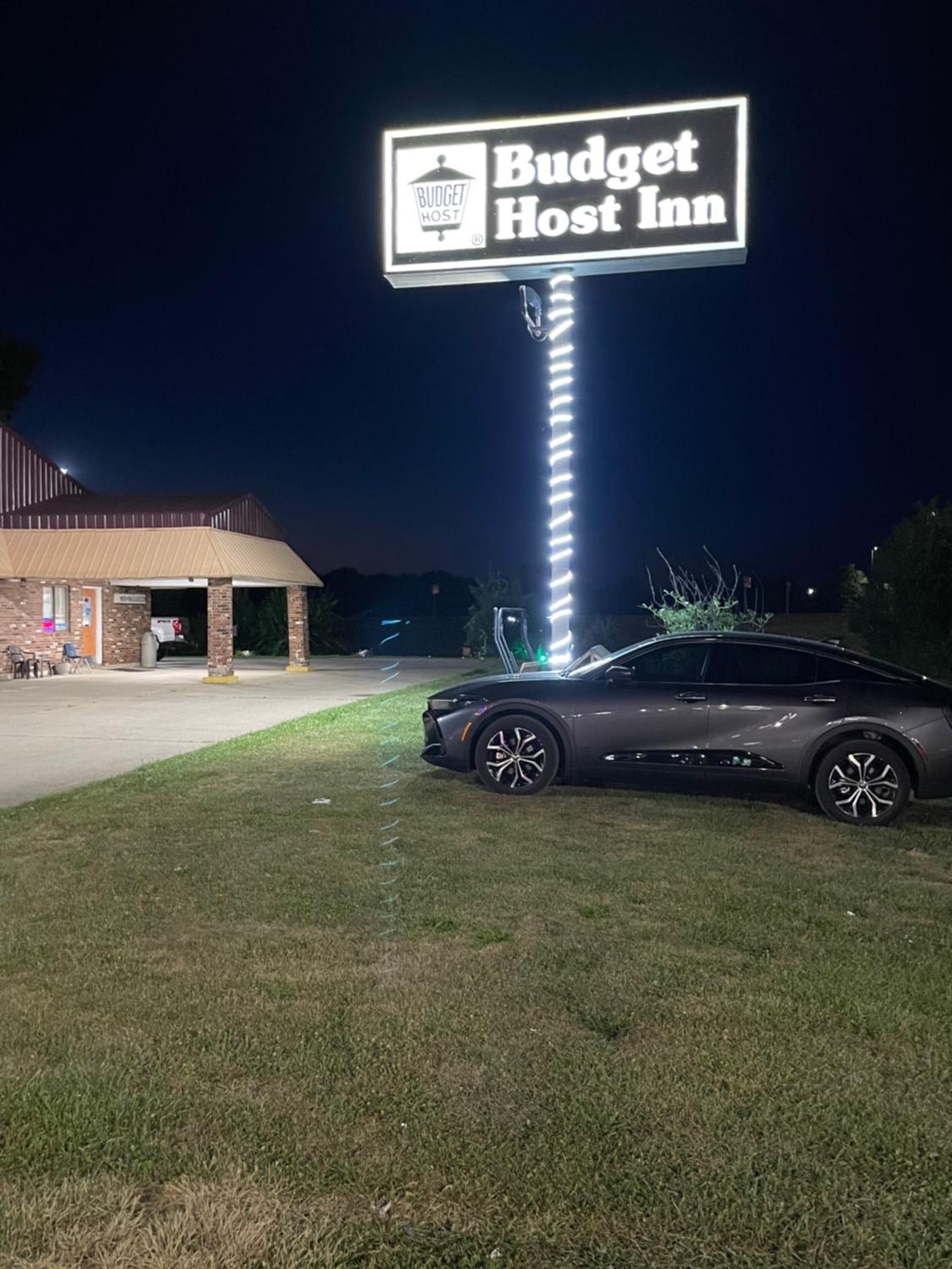 Budget Host Inn - Property Image 7