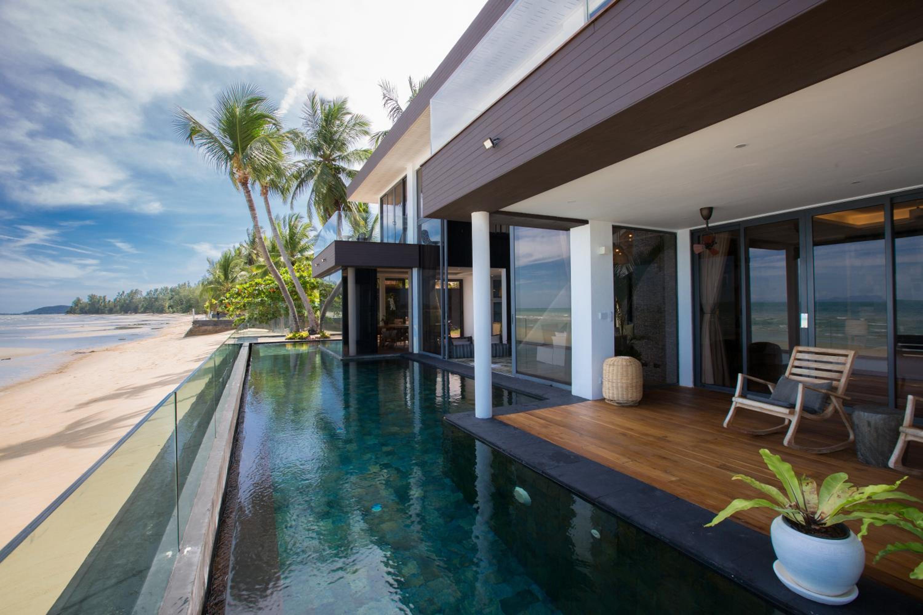 Villa U - 3BR Beachfront Haven