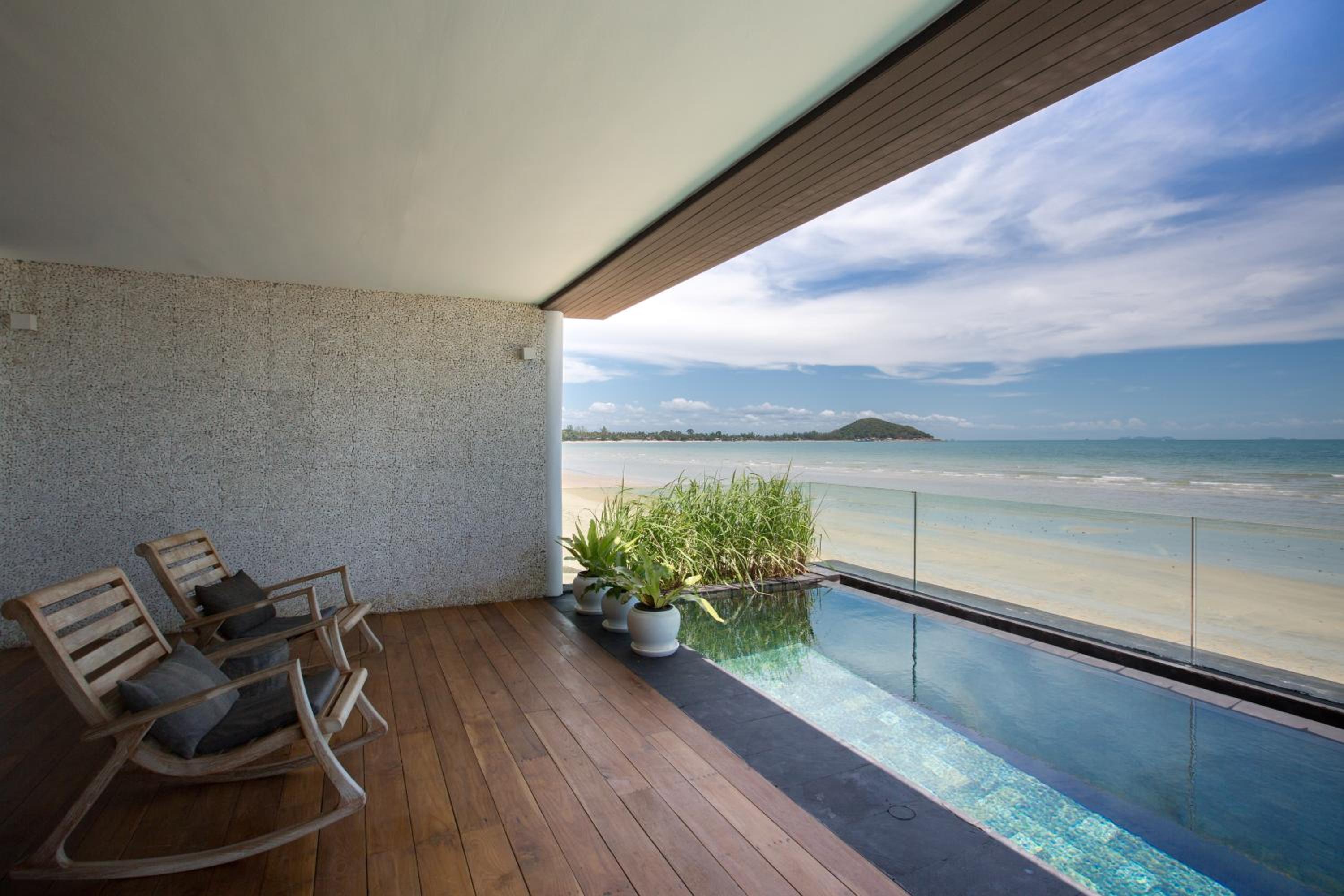 Villa U - 3BR Beachfront Haven