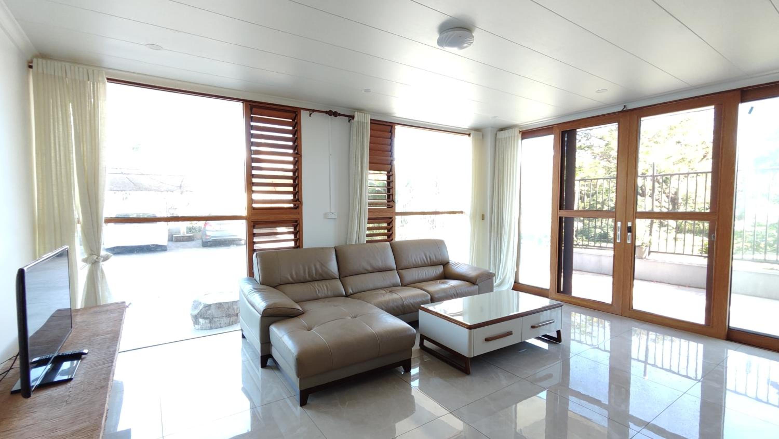 Modern 3-Bedroom Apartment Queens Rd - view 2