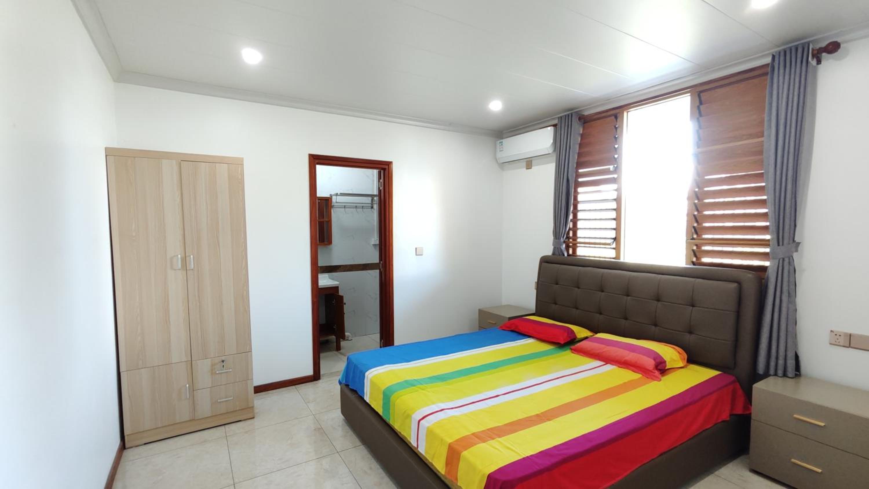Modern 3-Bedroom Apartment Queens Rd - view 9