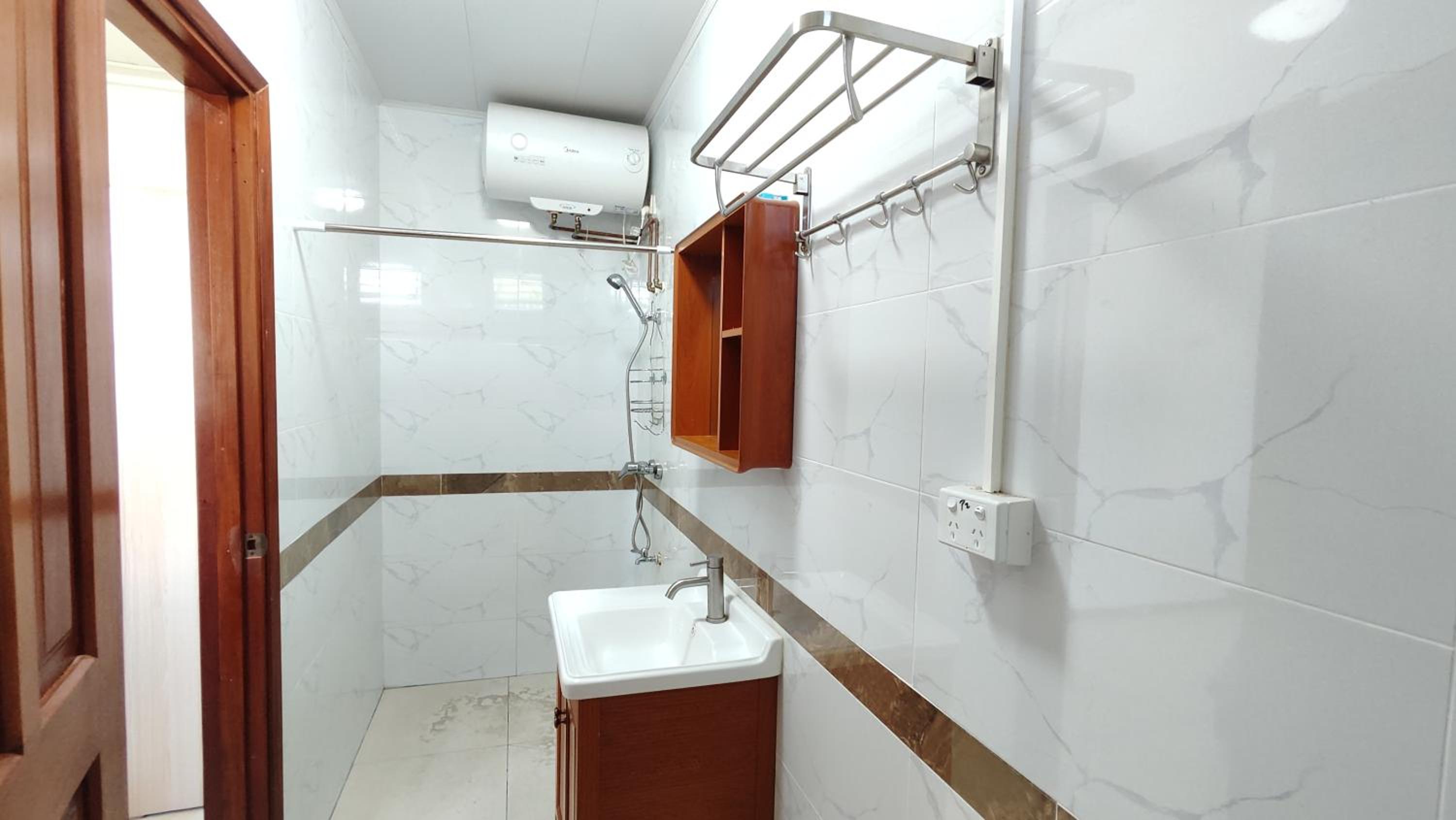 Modern 3-Bedroom Apartment Queens Rd - view 12