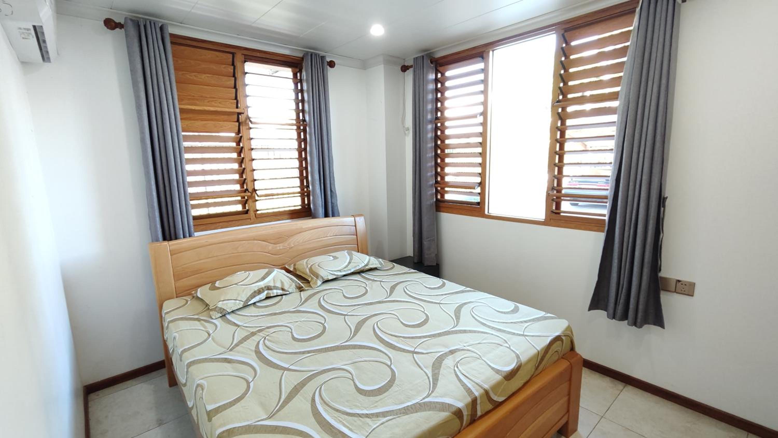 Modern 3-Bedroom Apartment Queens Rd - view 4
