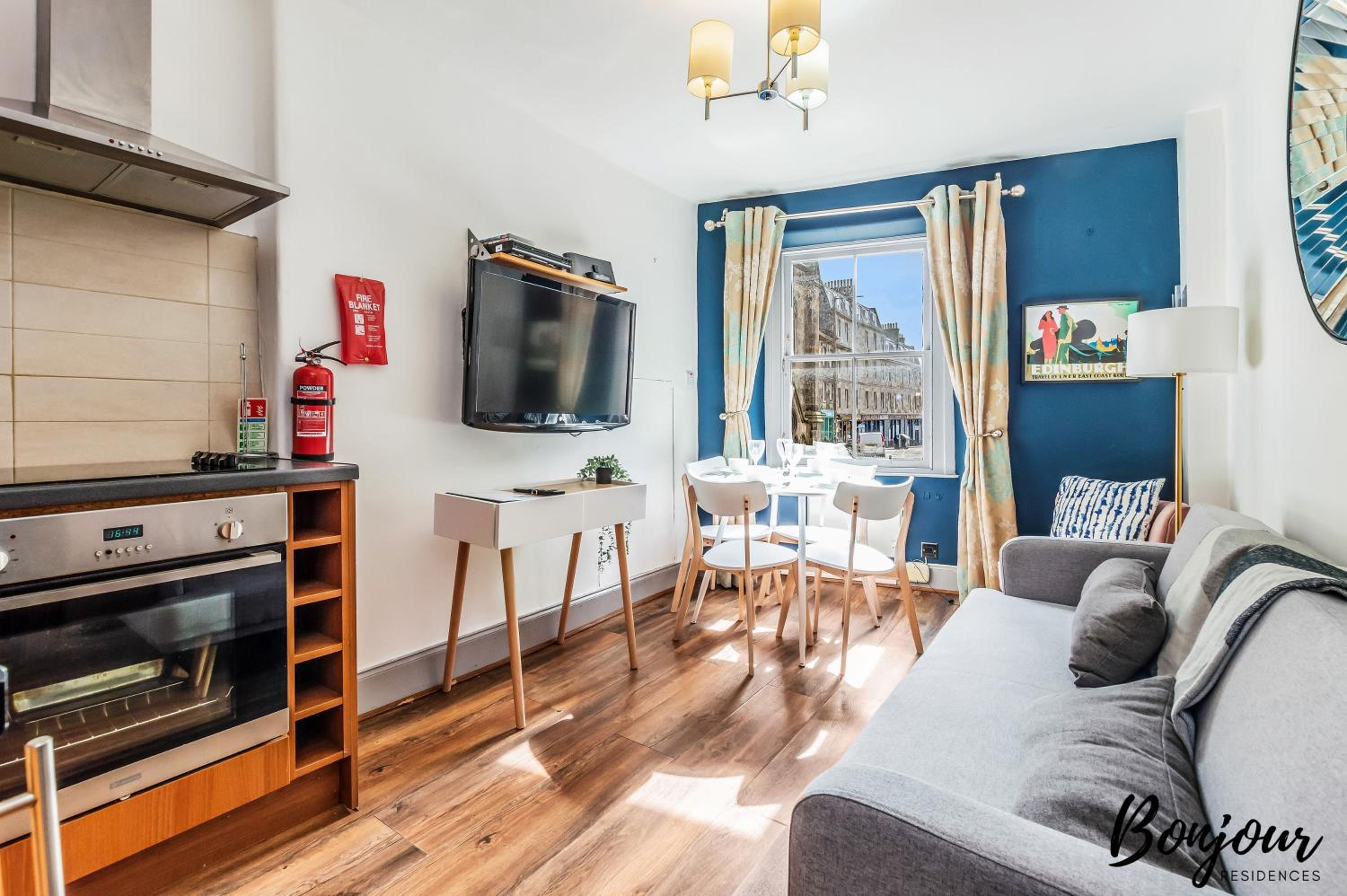 Trocadero Suite - Central-Royal Mile Castle view 4