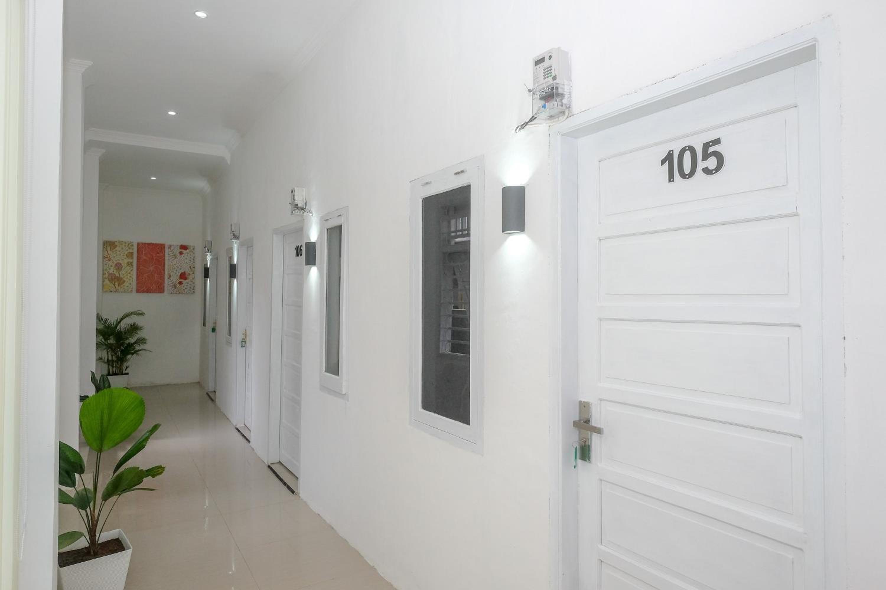 Hotel RedDoorz Plus At Lovina Inn Tonrangeng River Side - Image 1