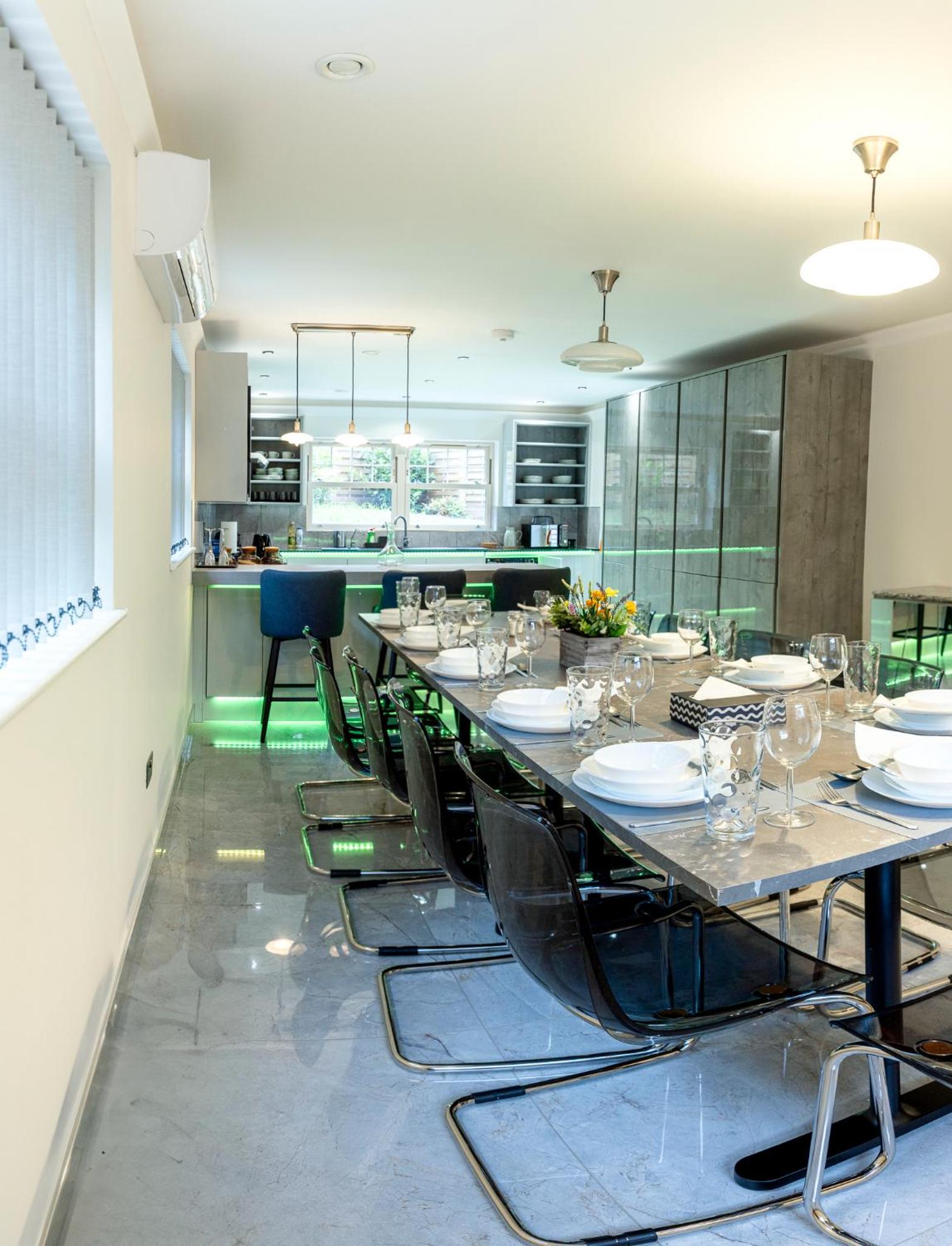 New fully furnished 5 bedroom, 4 bathroom detached houses view 3