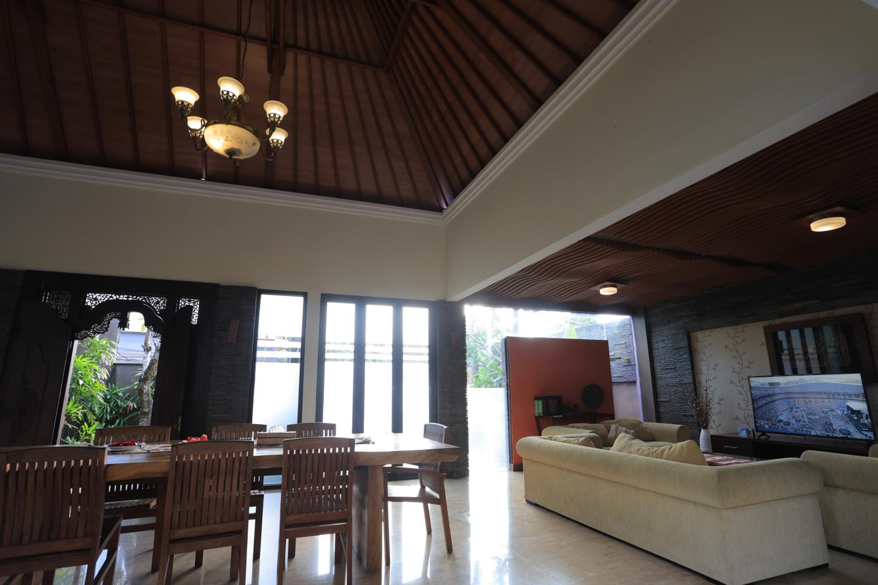 4 bedroom villa with pool in the center of Seminyak