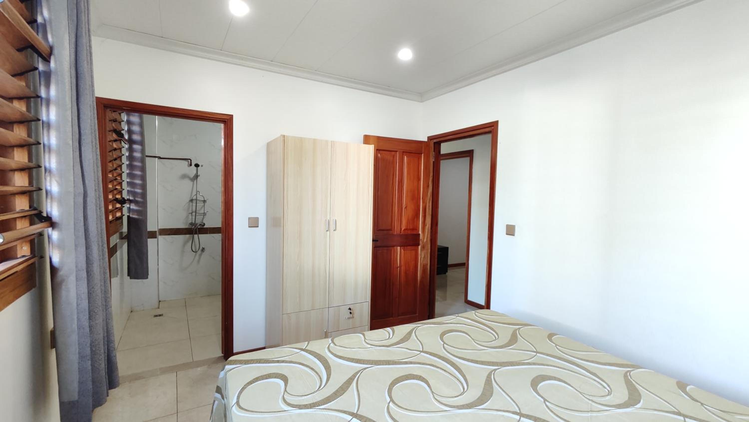 Modern 3-Bedroom Apartment Queens Rd - view 6