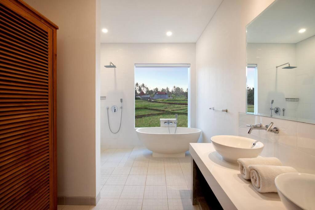 Green Villa B, near new 3 bedroom villa with pool. view 4