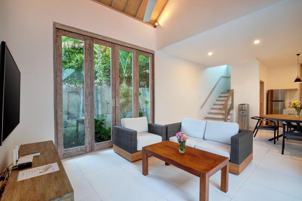 Green Villa B, near new 3 bedroom villa with pool. view 5