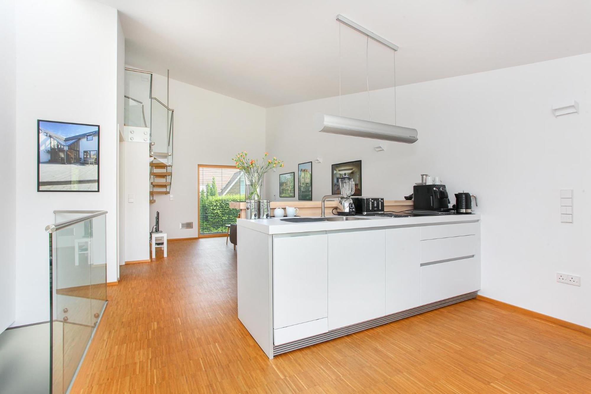 Contemporary bolthole, short walk from City view 4