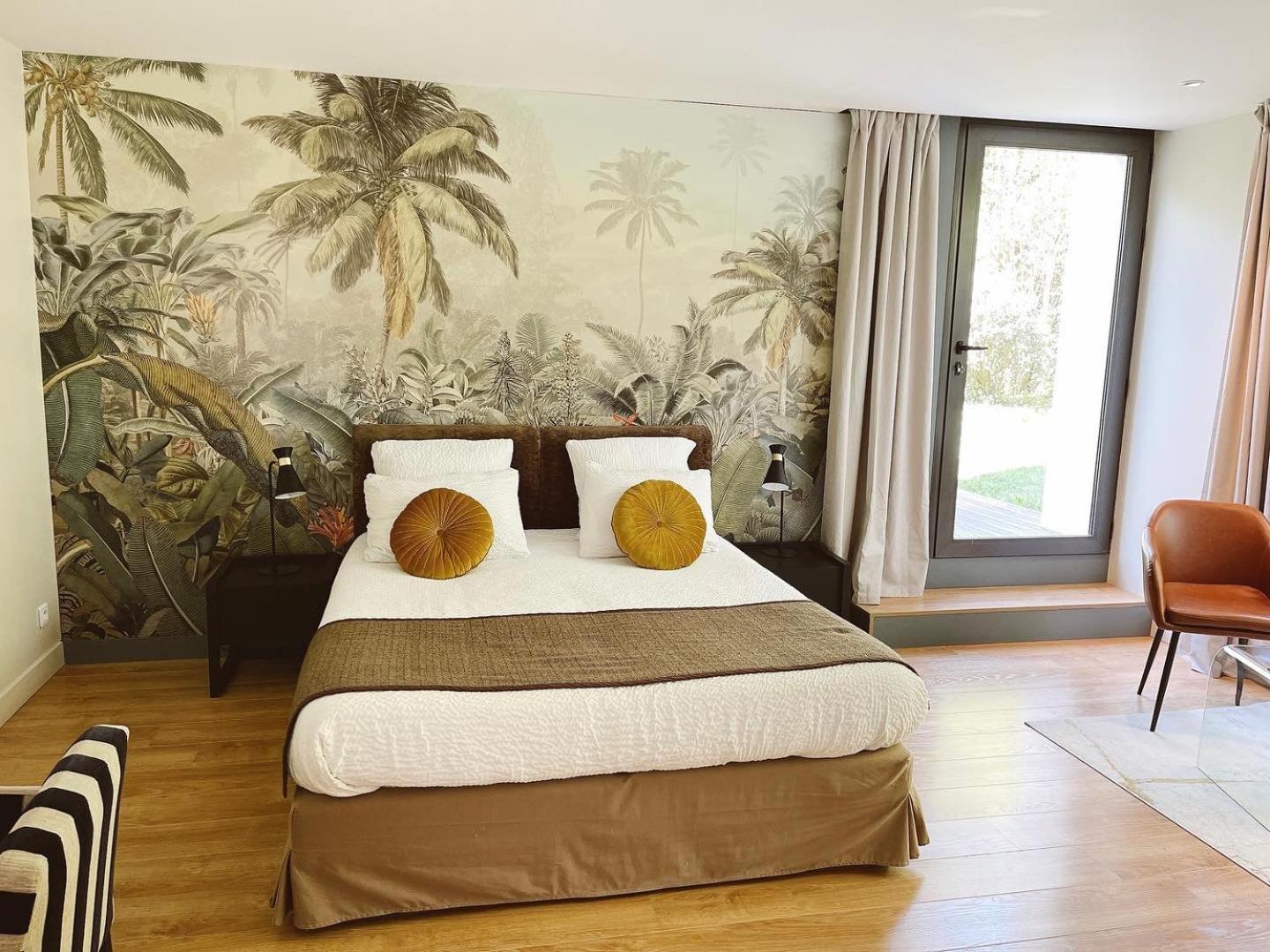 Les Arbres Rouges en Sucé — hotel room