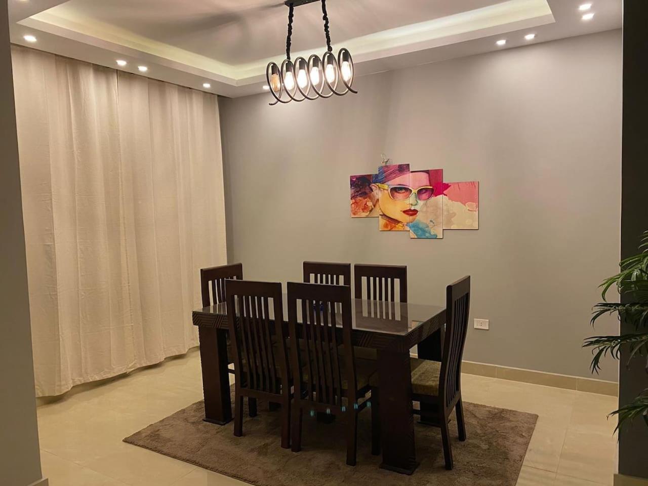 Fancy 2 bedroom apartment in sheikh zayed for daily rent