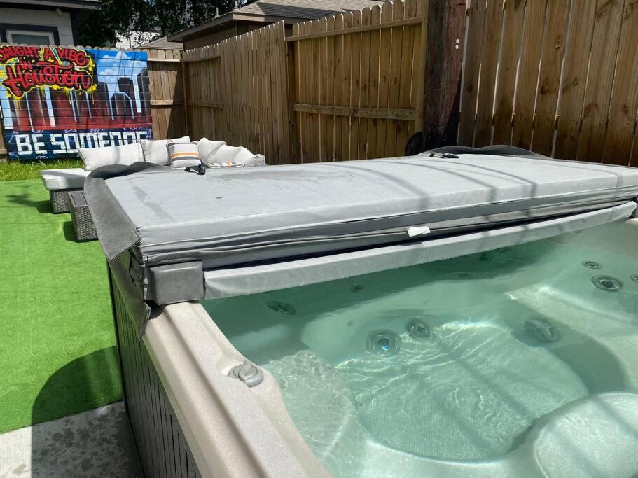 Caught a Vibe In Houston -Hot Tub view 2