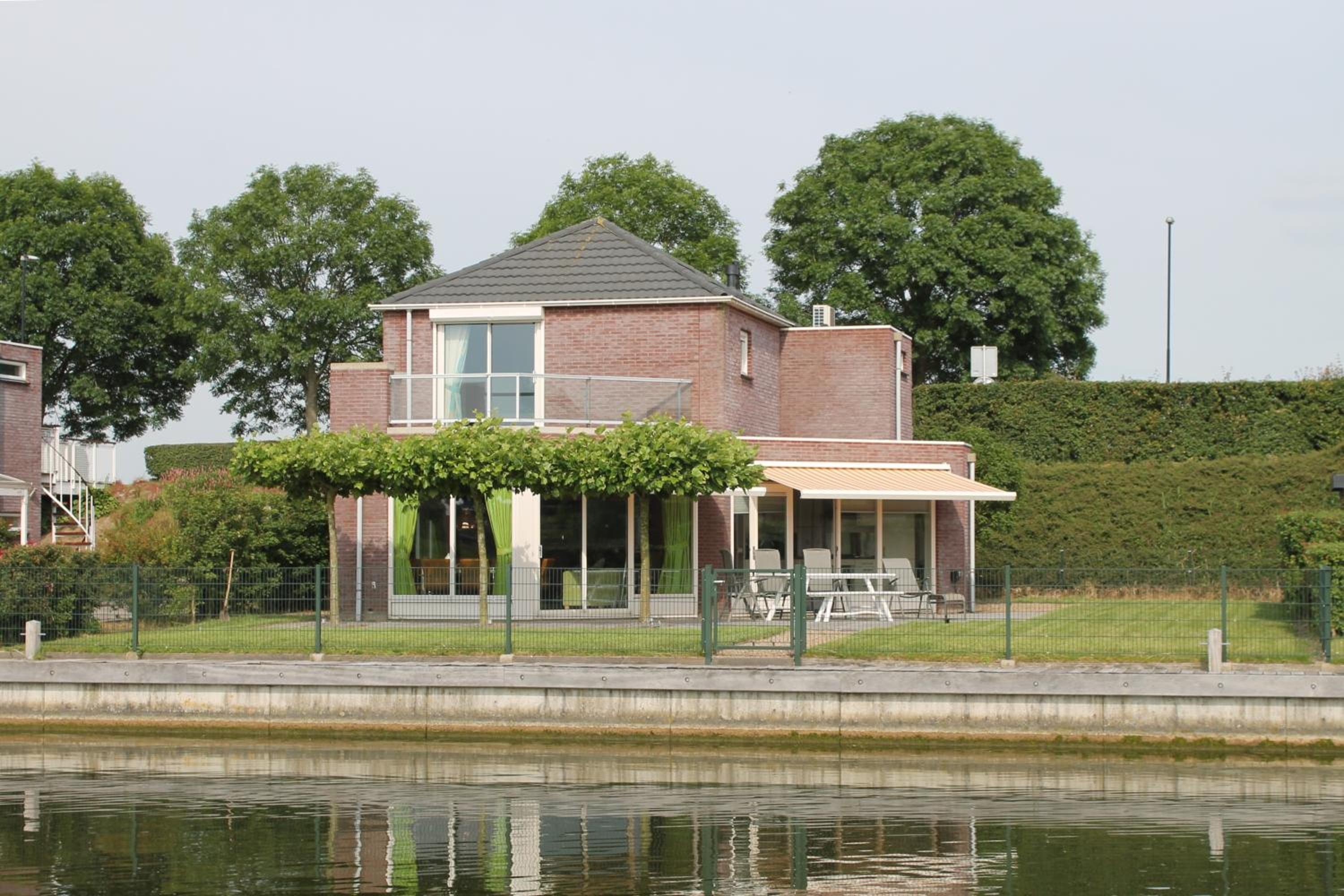 Nautic Rentals - Marinapark Oude-Tonge view 3