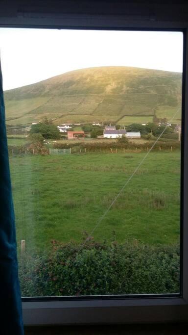 Three Sisters Holiday Home - 7km to Dingle view 3