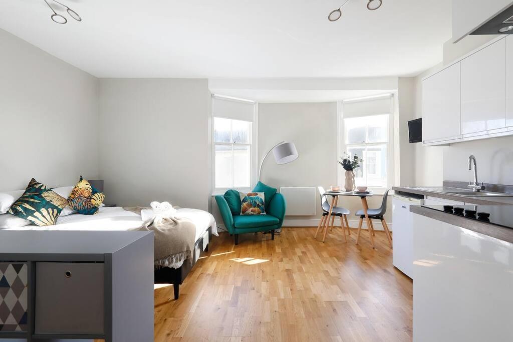 Cosy studio flat moments from the beach, Kemptown view 2