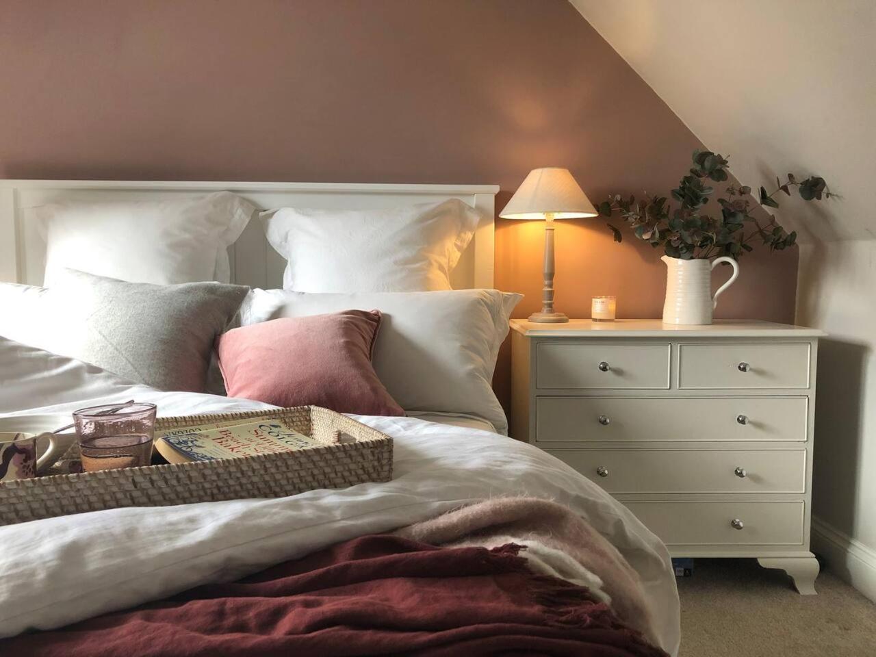 Romantic cosy cottage close to Oxford and The Cotswolds view 3