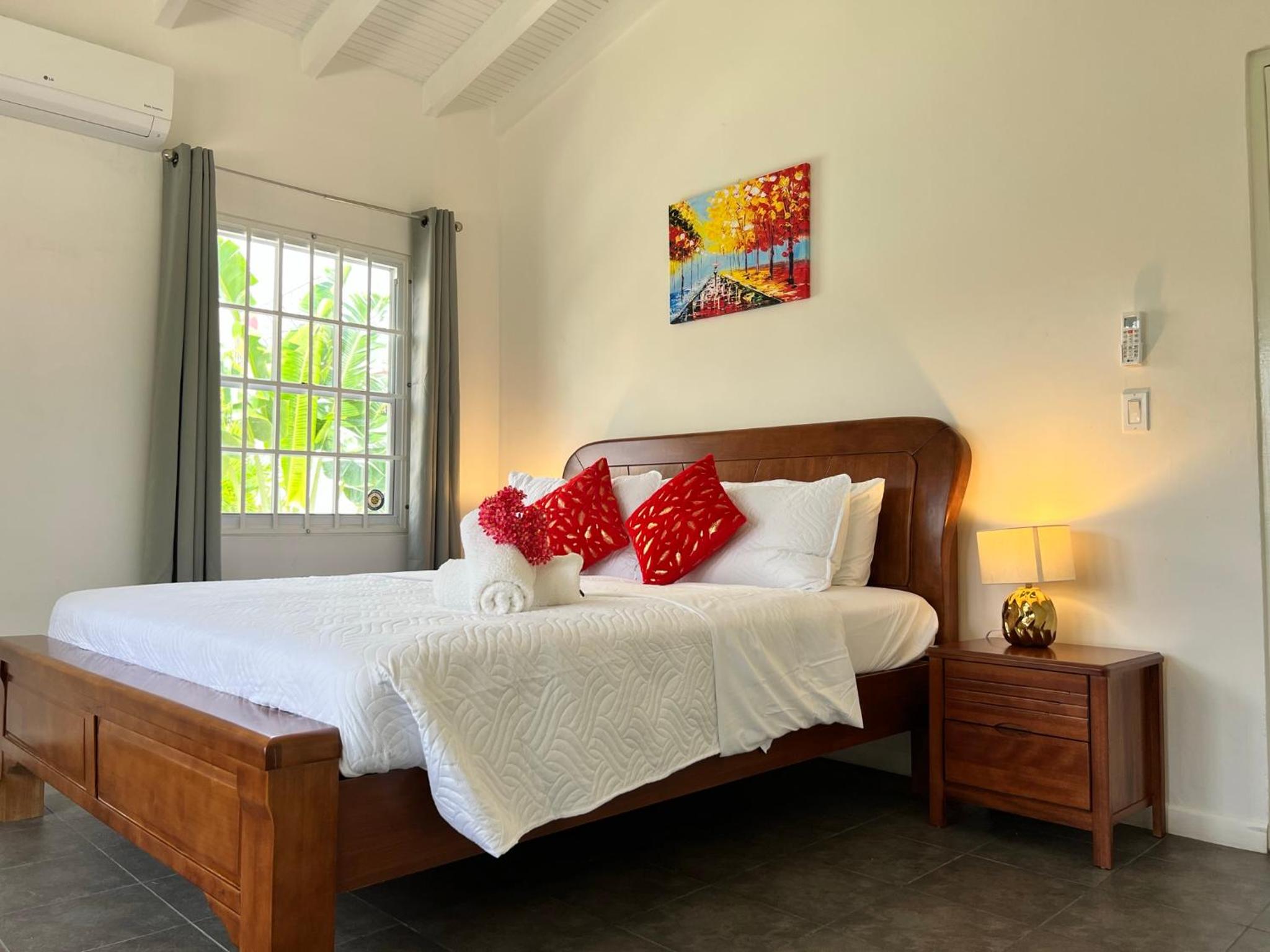 Luxury Villa with Private Pool near Mambo and Cabana beach